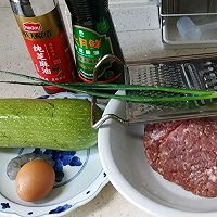三鲜(西葫芦、鸡蛋、虾仁)猪肉水饺的做法图解1