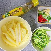 #豪吉藤椒油真香来袭#低卡减脂餐!藤椒味蒜苔炒土豆的做法图解2