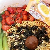 宵夜吃麻辣龙虾尾泡面，也太幸福了吧！的做法图解4