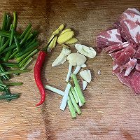 鹿茸菇炒肉的做法图解2