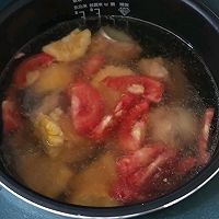 玉米番茄豌豆皮排骨汤的做法图解4