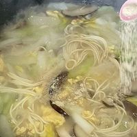 娃娃菜香菇鸡蛋面的做法图解7