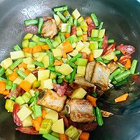 排骨腊肠蔬菜焖饭(电饭锅版)的做法图解4