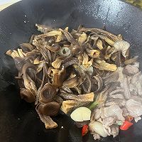 鹿茸菇炒肉的做法图解6