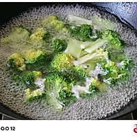 清炒西兰花的做法图解1