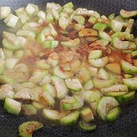 蒜香肉蛋丝瓜面的做法图解2