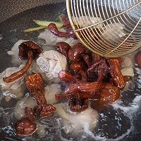 红菇鸡汤封神！的做法图解5