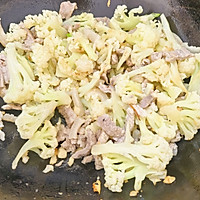 有机花菜炒肉的做法图解3