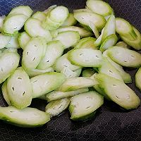 蒜香丝瓜水炒蛋的做法图解1