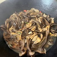 鹿茸菇炒肉的做法图解8