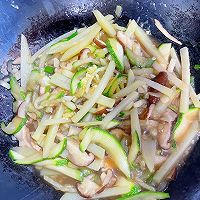 低卡减脂素菜!土豆香菇炒南瓜的做法图解16