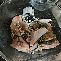 腐竹焗三文鱼头煲的做法图解1