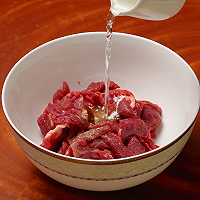 虾仁炒牛肉的做法图解2