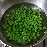 小豌豆炒鸡蛋的做法图解4
