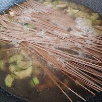 蒜香肉蛋丝瓜面的做法图解4