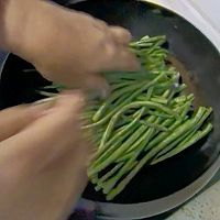 下饭菜铁锅㸆豇豆的做法图解2
