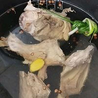 玉米番茄豌豆皮排骨汤的做法图解1