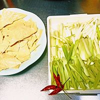 云南菜～韭黄炒豆腐皮的做法图解1