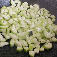 蒜香肉蛋丝瓜面的做法图解1