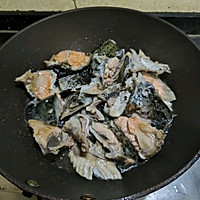 腐竹焗三文鱼头煲的做法图解3