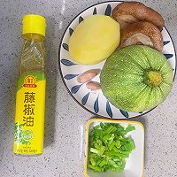 低卡减脂素菜!土豆香菇炒南瓜的做法图解2