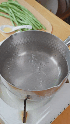 【宝宝辅食】豆角小煎饼的做法图解1