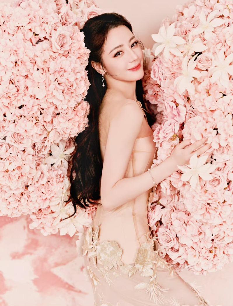 迪丽热巴有「红毯女王」之称。(取材自微博)