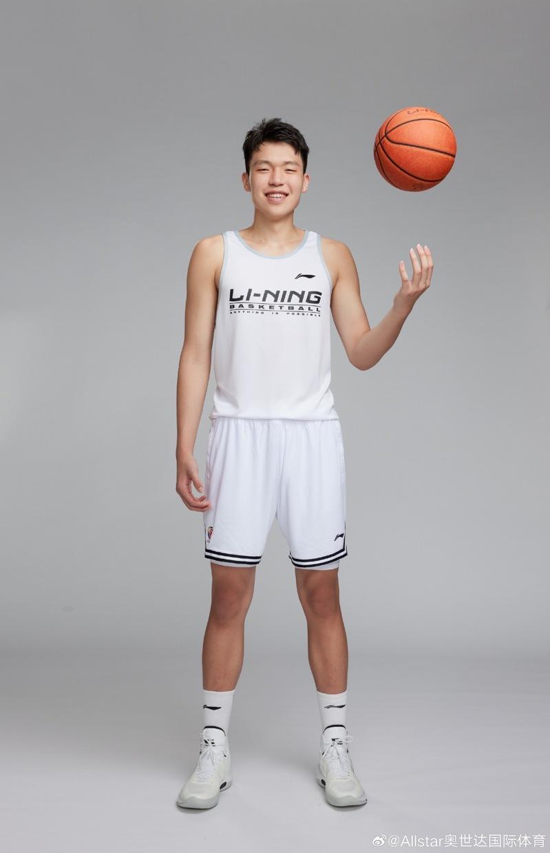 杨瀚森为李宁代言。(取材自微博)