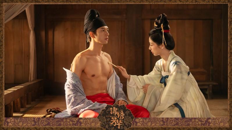 杨紫(右)与李现(左)主演的《国色芳华》第二季《锦绣芳华》开播,李现大露8块腹肌被杨紫擦药,非常吸睛。(取材自微博)