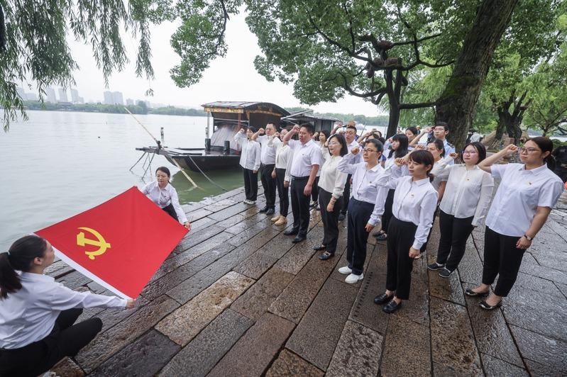 中国共产党党员总数已超过1亿人，稳居世界最大党宝座。日前党员在浙江嘉兴南湖红船旁重温入党誓词。（新华社）