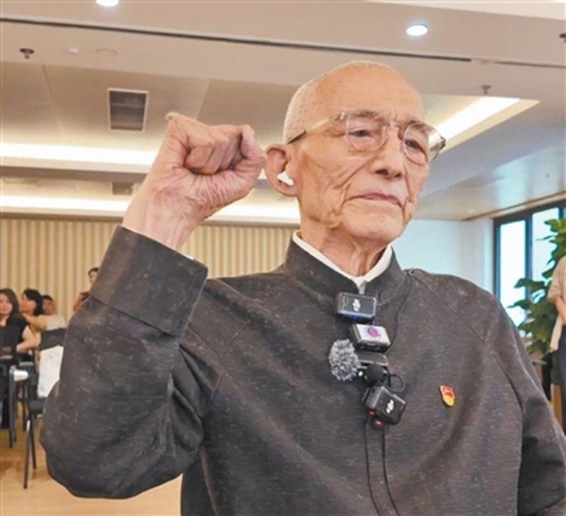 92岁的老演员游本昌6月30日宣誓加入中国共产党。(取材自人民网)