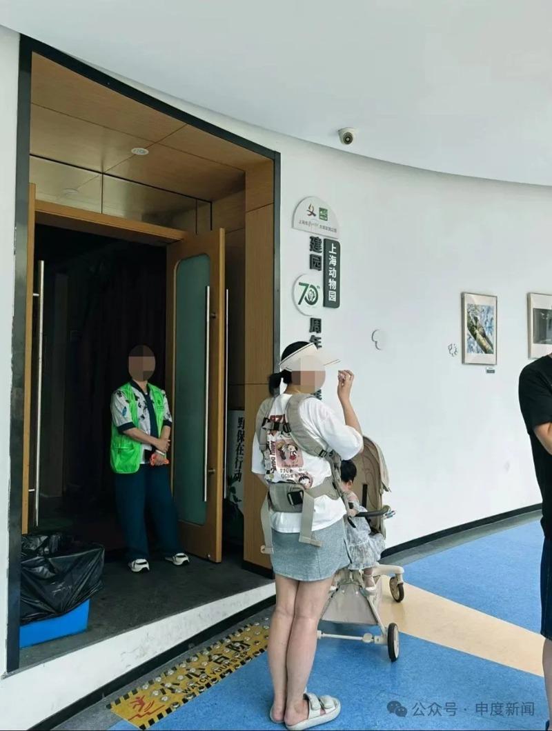 茅先生夫妇在展馆内喂婴儿喝奶被驱赶。(取材自申度新闻公众号)