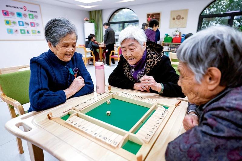 河北省滦南县一家养老机构的老人正在玩益智游戏。（新华社）