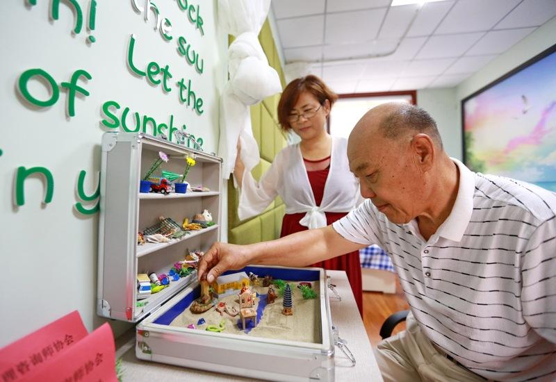 河北省滦南县一家养老机构的老人正在玩益智游戏。（新华社）