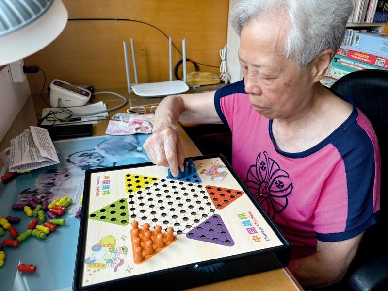 河北省滦南县一家养老机构的老人正在玩益智游戏。（新华社）