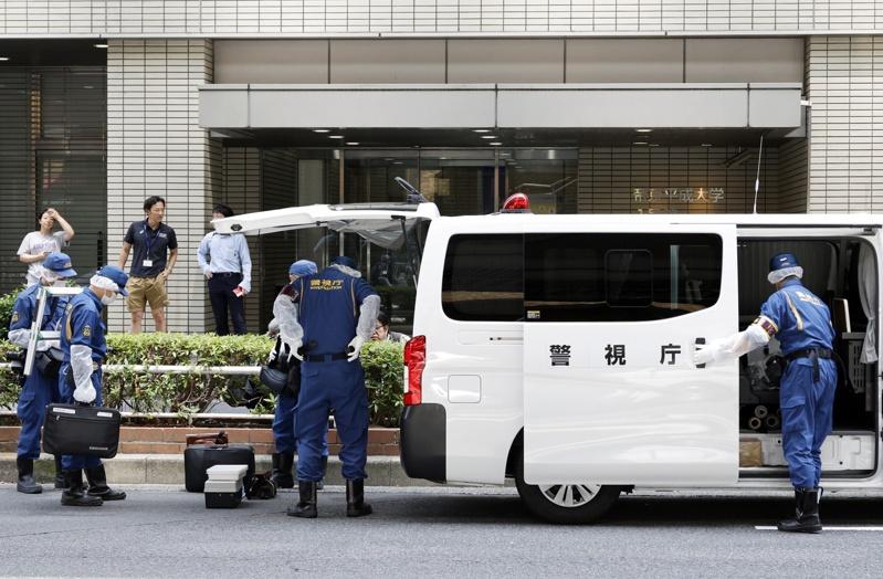 日本东京都池袋的办公大楼今天上午发生刺杀事件,50岁律师渡边玲人对男同事积怨已深,在律师事务所拔刀行凶,同事随后送医不治。图为日本警察准备进入事发大楼调查。欧新社