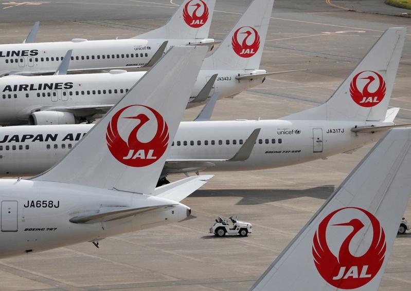 从8日起，搭乘全日空（ANA）、日本航空（JAL）等日本航空公司班机时，不可将行动电源收纳在头顶的行李置物箱，必须随身保管，以加强监控。路透