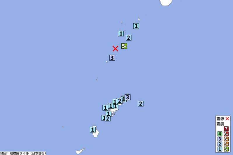 日本鹿儿岛县吐噶喇列岛近海当地时间2日凌晨4时32分左右发生地震，并在十岛村的恶石岛观测到震度5弱的摇晃，并无引发海啸的忧虑。(图片截取自 X / P2P地震情报)