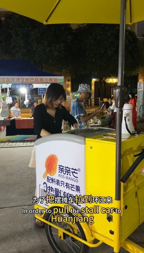 医科大学毕业的小李现在摆摊卖冰淇淋。(视频截屏)