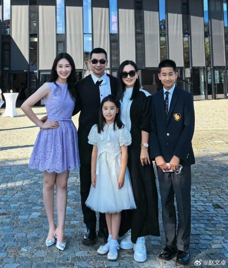 赵文卓分享全家福，大女儿赵子仪(左)身高约170公分，儿子赵子龙和小女儿赵子月外型也很出众。(摘自赵文卓微博)