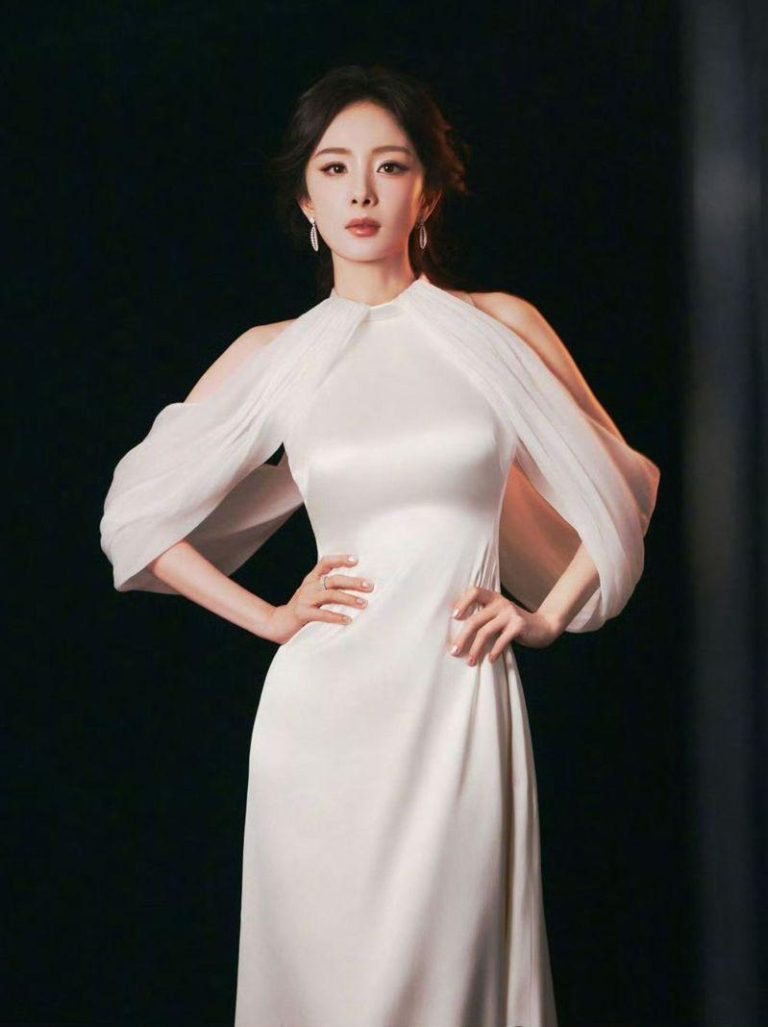 杨幂在澳门观影之夜身穿白色露肩礼服，粉丝称其造型契合「妈幂」的优雅包容感。（取材自微博）