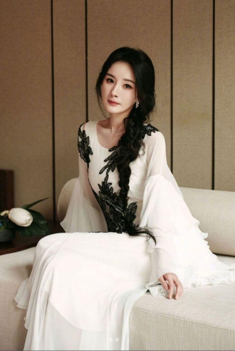 杨幂在澳门观影之夜身穿白色露肩礼服，粉丝称其造型契合「妈幂」的优雅包容感。（取材自微博）
