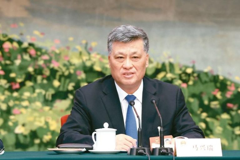新疆近日人事案可能牵动中共21大人事布局，图为今年3月中国全国两会期间，时任新疆维吾尔自治区党委书记的马兴瑞出席开放团组会议，并回应媒体提问。（中新社）