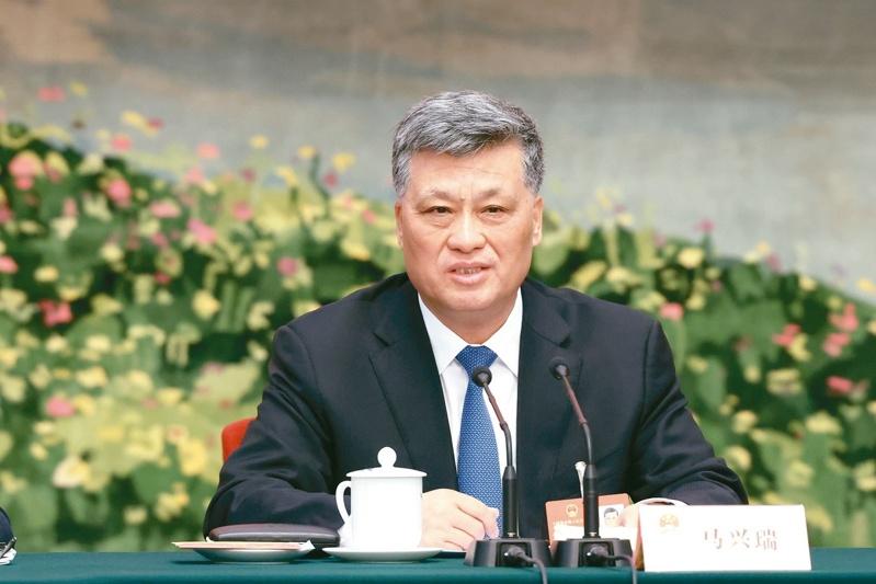 新疆近日人事案可能牵动中共21大人事布局,图为今年3月中国全国两会期间,时任新疆维吾尔自治区党委书记的马兴瑞出席开放团组会议,并回应媒体提问。(中新社)