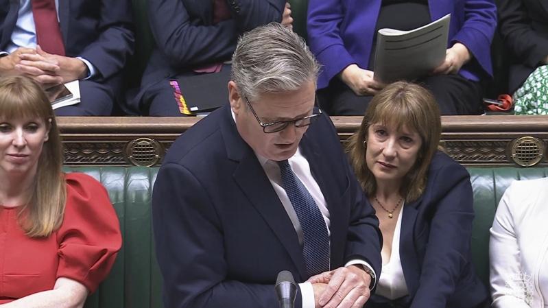 英国财相丽芙丝(右)在首相施凯尔下议院答询时落泪。(美联社)