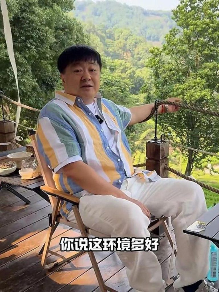 洪剑涛在杭州龙井村喝茶时被怼。（视频截屏）