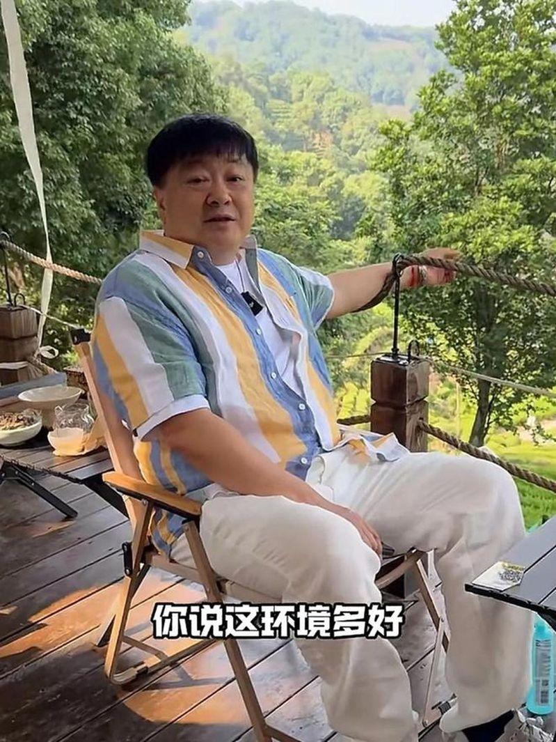 洪剑涛在杭州龙井村喝茶时被怼。(视频截屏)
