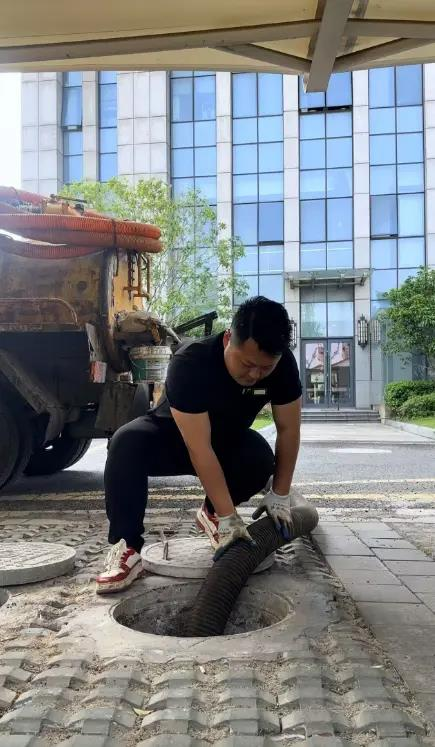 潘浩男在日常工作中。(取材自红星新闻/受访者供图)