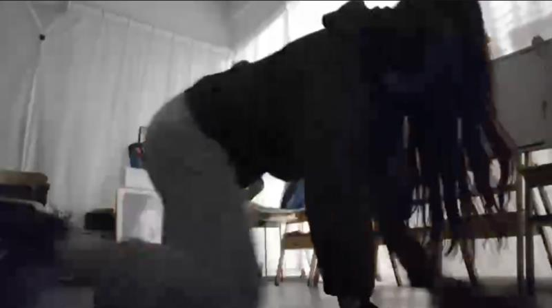 受访者称员工接受体罚进行「狗爬」还要录视频发到群里。(取材自潇湘晨报/受访者供图)