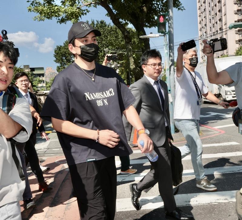 新北地院首度开庭审理王大陆(中)偷查个资案,王大陆在律师的陪同出庭应讯。王大陆法庭中应讯时否认查个资,查个资是朋友个人的行为。开庭后步出新北地院搭车离去。(记者黄义书/摄影)